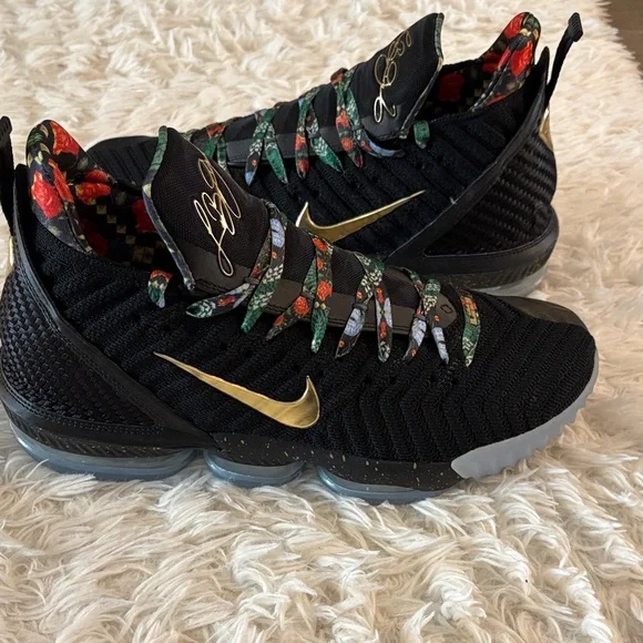 Stylish Black and Gold Athletic Shoes for Men - Picture 4 of 7